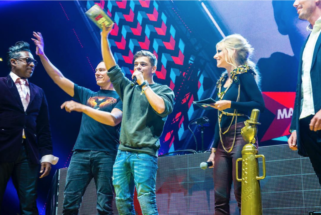 Martin Garrix premiato da Tiesto come nuovo dj #1 al mondo. Pic by https://www.instagram.com/djmagofficial/