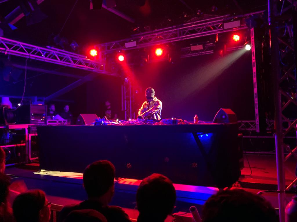 dj in consolle